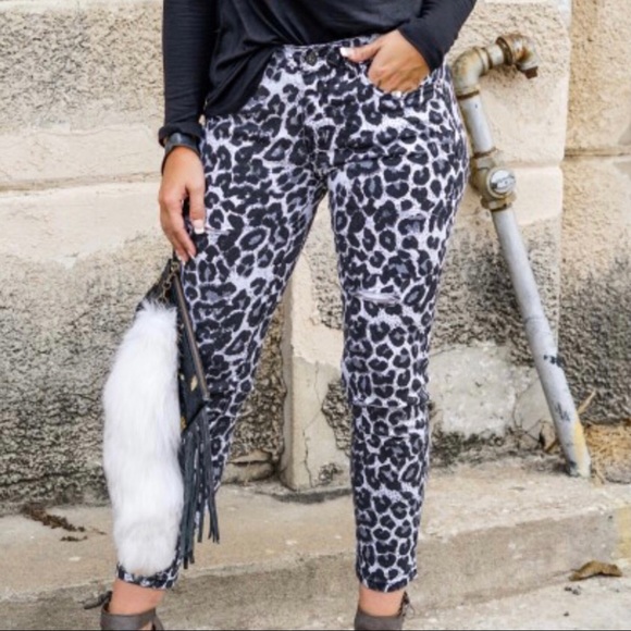 PRICE 👇•L&B White Leopard Distressed Ankle Skinny - Picture 3 of 7